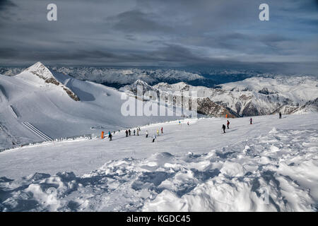 Skifahrer am Hang des Hintertuxer Gletscher im sonnigen Tag Stockfoto