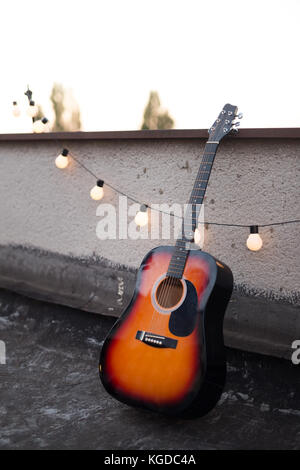 Bild der schönen Akustik Gitarre auf dem Dach Stockfoto