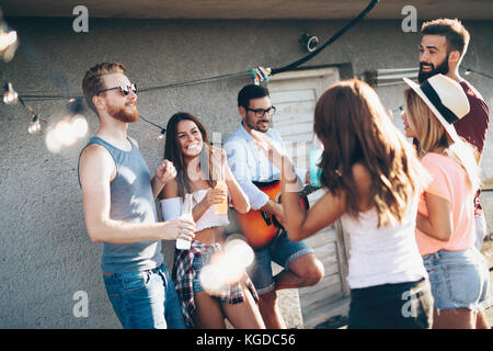 Gruppe von glücklich, Freunde, Party auf dem Dach Stockfoto