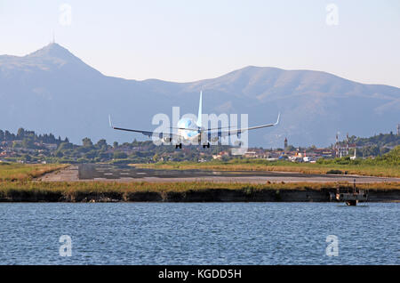 Flugzeug Landung auf dem Flughafen von Korfu Stockfoto