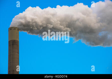 Schornstein aus Triebwerk mit weißer Rauch und blauer Himmel Stockfoto