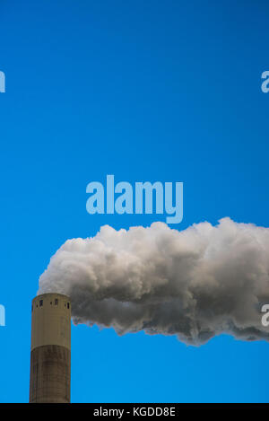 Schornstein aus Triebwerk mit weißer Rauch und blauer Himmel Stockfoto