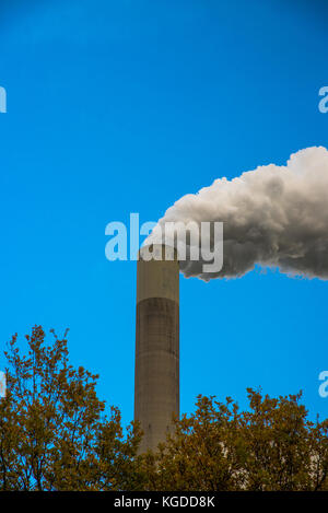 Schornstein aus Triebwerk mit weißer Rauch und blauer Himmel Stockfoto