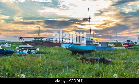 Eine Gruppe von Boote auf dem Fluss Dee Estuary bei Sonnenuntergang Stockfoto