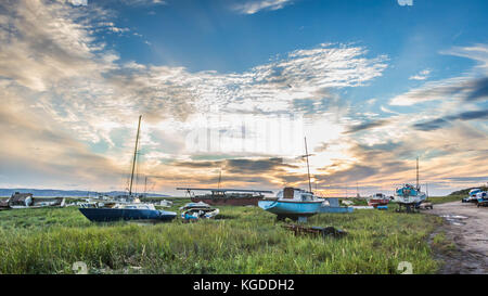 Eine Gruppe von Boote auf dem Fluss Dee Estuary bei Sonnenuntergang Stockfoto