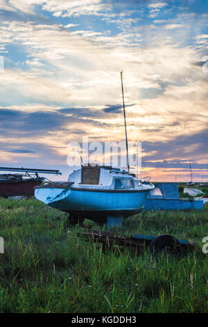 Eine Gruppe von Boote auf dem Fluss Dee Estuary bei Sonnenuntergang Stockfoto