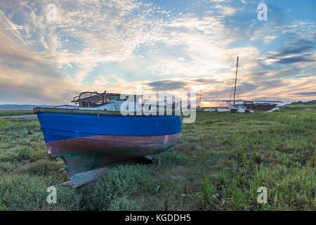 Eine Gruppe von Boote auf dem Fluss Dee Estuary bei Sonnenuntergang Stockfoto