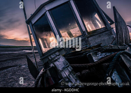 Eine Gruppe von Boote auf dem Fluss Dee Estuary bei Sonnenuntergang Stockfoto