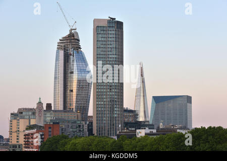 Neue Entwicklungen entlang der South Bank der Themse in London sind Erstellung einer alternativen Londoner Skyline. Von Links nach Rechts, die diminutive OXO Towe Stockfoto