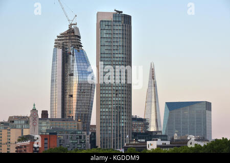 Neue Entwicklungen entlang der South Bank der Themse in London sind Erstellung einer alternativen Londoner Skyline. Von Links nach Rechts, die diminutive OXO Towe Stockfoto