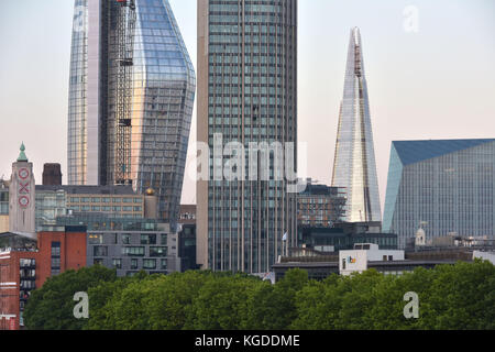 Neue Entwicklungen entlang der South Bank der Themse in London sind Erstellung einer alternativen Londoner Skyline. Von Links nach Rechts, die diminutive OXO Towe Stockfoto