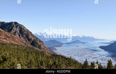 Belohnung für einen steilen Aufstieg des Seven Mile Sattel Trail in der Nähe von Haines in Southeast Alaska ist eine Ansicht des Chilkat River und den Einlass mit Bergen. Stockfoto