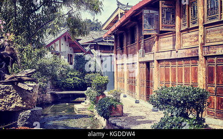 Retro stilisierte Bild einer engen leere Straße von Lijiang, China. Stockfoto