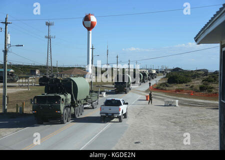 Ein Logistisches System des Fahrzeugs Ersatz (LVSR) macht seinen Weg nach Onslow Strand während einer Übung in Camp Lejeune, N.C., Okt. 25, 2017. Bold ALL Stockfoto