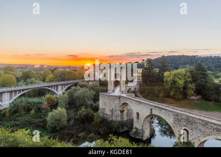 Die mittelalterliche Brücke in der antiken Stadt Besalu bei Sonnenaufgang Stockfoto