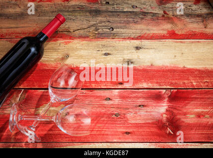 Valentines Tag Konzept. Rotwein Flasche und Gläser auf Holz- Hintergrund Stockfoto