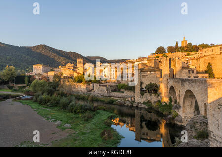 Die mittelalterliche Stadt Besalu bei Sonnenaufgang Stockfoto