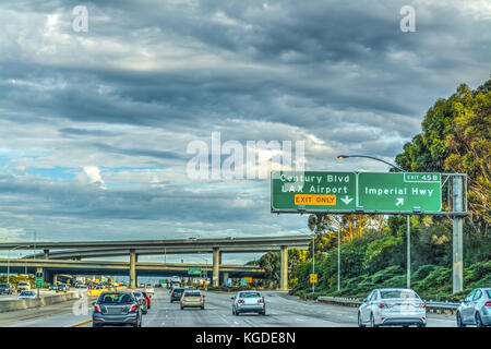 Verkehr auf 405 Freeway in Los Angeles, Kalifornien Stockfoto