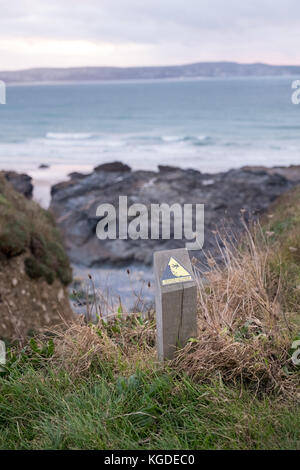 Instabiles Klippenrandschild warnt vor der Gefahr von fallenden Felsen und Sturz über den Rand in Cornwall, England, Großbritannien Stockfoto