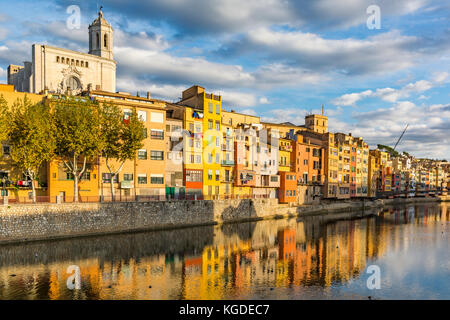 Bunte Häuser am Ufer des Flusses onyar Girona Stockfoto