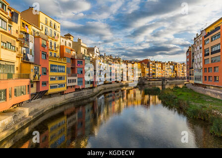 Bunte Häuser am Ufer des Flusses onyar Girona Stockfoto