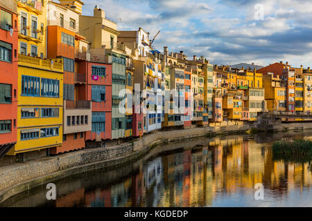 Bunte Häuser am Ufer des Flusses onyar Girona Stockfoto