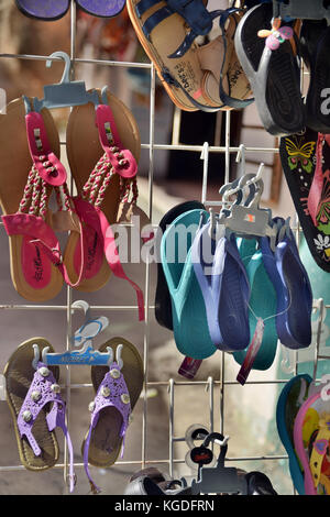 Bunte Sandalen sind Hängen in pochutla Street Market Stockfoto