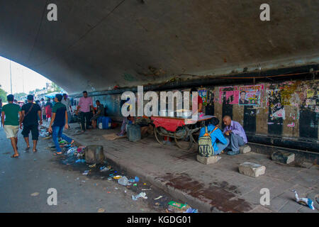 Delhi, Indien - 25. September 2017: unbekannter Menschen, die in den Straßen der Stadt unter einer Brücke Jugendliche fangen Schlafen auf Fußweg, Delhi, Indien Stockfoto