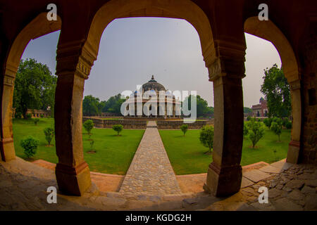 Delhi, Indien - 19. September 2017: In der Nähe der Säulen des Isa Khan Grab von Humayun's Grabmal, Delhi, Indien. Humayun's Grabmal war der erste Garten-Grab auf dem indischen Subkontinent, Fischaugen-Effekt Stockfoto