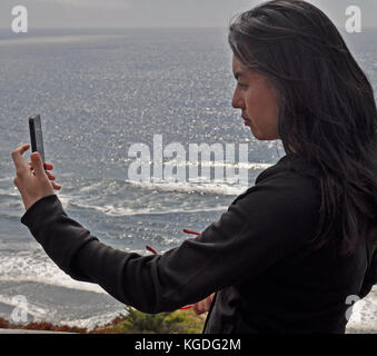 Künstler Michelle Wong Ton, fotografiert mit einem I-Phone, Pacifica, Kalifornien Stockfoto