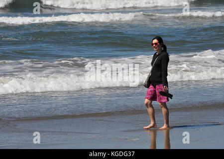 Künstler, Michelle Wong Ton wandern am Ocean Beach in San Francisco, Kalifornien Stockfoto