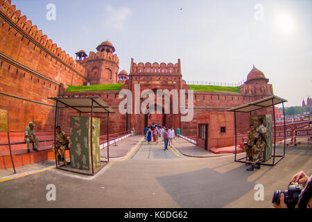 Delhi, Indien - 25. September 2017: Nicht identifizierte Personen zum Eingeben der Details Red Fort in Delhi, Indien Stockfoto