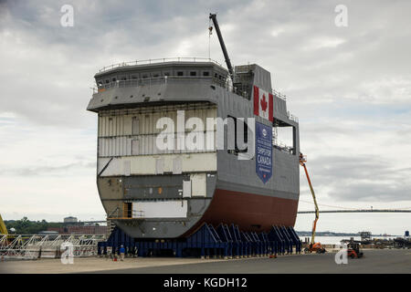 Der mittlere Abschnitt des zukünftigen Arctic Offshore Patrol Ship (AOPS) HMCS HARRY DEWOLFE wird auf der Halifax Shipyard, Nova Scotia, Kanada, eingeführt. Stockfoto