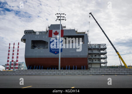 Der mittlere Abschnitt des zukünftigen Arctic Offshore Patrol Ship (AOPS) HMCS HARRY DEWOLFE wird auf der Halifax Shipyard, Nova Scotia, Kanada, eingeführt. Stockfoto