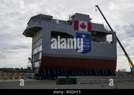 Der mittlere Abschnitt des zukünftigen Arctic Offshore Patrol Ship (AOPS) HMCS HARRY DEWOLFE wird auf der Halifax Shipyard, Nova Scotia, Kanada, eingeführt. Stockfoto