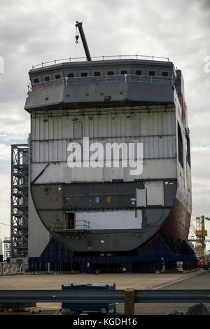 Der mittlere Abschnitt des zukünftigen Arctic Offshore Patrol Ship (AOPS) HMCS HARRY DEWOLFE wird auf der Halifax Shipyard, Nova Scotia, Kanada, eingeführt. Stockfoto