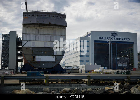 Der mittlere Abschnitt des zukünftigen Arctic Offshore Patrol Ship (AOPS) HMCS HARRY DEWOLFE wird auf der Halifax Shipyard, Nova Scotia, Kanada, eingeführt. Stockfoto