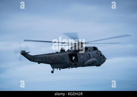 Flyby eines Anti-U-Boot-Hubschraubers der Royal Canadian Air Force (RCAF) CH-124 Sea King. Stockfoto