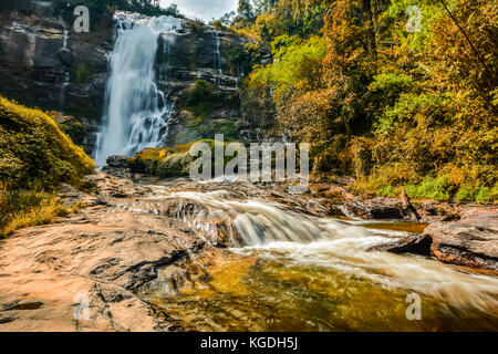 Wachirathan Wasserfälle im Herbst - doi intanon, Chiangmai Thailand Stockfoto