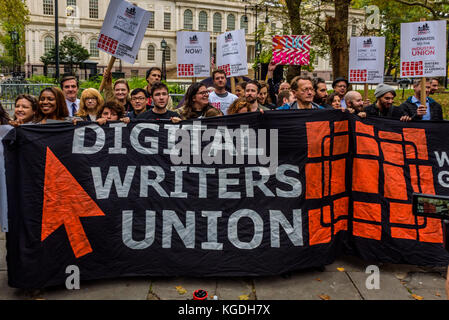 Schriftsteller aus dnainfo und gothamist, zusammen mit gewählten Beamten und Writers Guild of America, im Osten die Mitglieder und das Personal, hielt eine Rallye am 6. November 2017 an der City Hall Park in New York zu kämpfen für die gewerkschaftlich organisierten redaktionelle Mitarbeiter bei dnainfo und gothamist. Am 6. November 2017; die Publikationen "Eigentümer - rechtsgerichtete Milliardär joe Ricketts - angekündigt, dass er die beliebten lokalen News Seiten verschlossen hatte und prahlte, dass die Arbeitnehmer sich für seine Entscheidung zu tadeln, weil sie ihr Recht, sich gewerkschaftlich zu organisieren. (Foto von Erik mcgregor/Pacific Press) Stockfoto