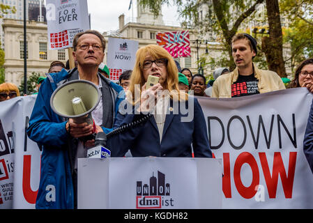 Assemblymember Linda b. rosenthal - Schriftsteller aus dnainfo und gothamist, zusammen mit gewählten Beamten und Writers Guild of America, im Osten die Mitglieder und das Personal, eine Rally am November 6, 2017 at City Hall Park in New York zu kämpfen für die gewerkschaftlich organisierten redaktionelle Mitarbeiter bei dnainfo und gothamist. Am 6. November 2017; die Publikationen "Eigentümer - rechtsgerichtete Milliardär joe Ricketts - angekündigt, dass er die beliebten lokalen News Seiten verschlossen hatte und prahlte, dass die Arbeitnehmer sich für seine Entscheidung zu tadeln, weil sie ihr Recht, sich gewerkschaftlich zu organisieren. (Foto von Erik mcgregor/Pacific Press) Stockfoto