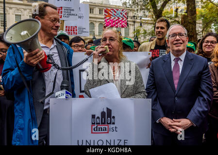 Manhattan Präsident gale ein. Brauer - Schriftsteller aus dnainfo und gothamist, zusammen mit gewählten Beamten und Writers Guild of America, im Osten die Mitglieder und das Personal, hielt eine Rallye am 6. November 2017 an der City Hall Park in New York zu kämpfen für die gewerkschaftlich organisierten redaktionelle Mitarbeiter bei dnainfo und gothamist. Am 6. November 2017; Besitzer der Publikationen' - rechtsgerichtete Milliardär joe Ricketts - angekündigt, dass er die beliebten lokalen News Seiten verschlossen hatte und prahlte, dass die Arbeitnehmer sich für seine Entscheidung zu tadeln, weil sie ihr Recht, sich gewerkschaftlich zu organisieren. (Foto von Erik mcgregor/Pacific Press) Stockfoto