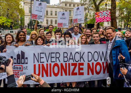 Schriftsteller aus DNAinfo und Gothamist, zusammen mit gewählten Beamten und Writers Guild of America, im Osten die Mitglieder und das Personal, hielt eine Rallye am 6. November 2017 an der City Hall Park in New York für die gewerkschaftlich organisierten redaktionelle Mitarbeiter bei DNAinfo und Gothamist zu kämpfen. Am 6. November 2017; die Publikationen "Eigentümer - rechtsgerichtete Milliardär Joe Ricketts - angekündigt, dass er die beliebten lokalen News Seiten verschlossen hatte und prahlte, dass die Arbeitnehmer sich für seine Entscheidung zu tadeln, weil sie ihr Recht, sich gewerkschaftlich zu organisieren. (Foto von Erik McGregor/Pacific Press) Stockfoto