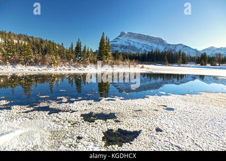 Kaskaden Teiche Panoramalandschaft mit entfernter Bergrundle in Banff Nationalpark nach Anfang November Schneefall in den kanadischen Rockies Stockfoto