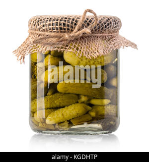 saure Gurken im Glas auf weißem Hintergrund Stockfoto