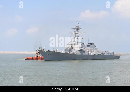 Der Arleigh-burke-Klasse Lenkwaffen-zerstörer USS Howard (DDG83) bereitet in Colo zu ziehen Stockfoto