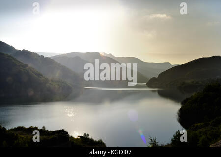 Panoramablick über den See zwischen die Berge bei Sonnenuntergang Stockfoto