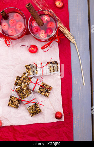 Diät Müsliriegel mit detox Apfel-zimt Wasser auf rote Paprika und Holz- Hintergrund. Ansicht von oben. Flach Stockfoto
