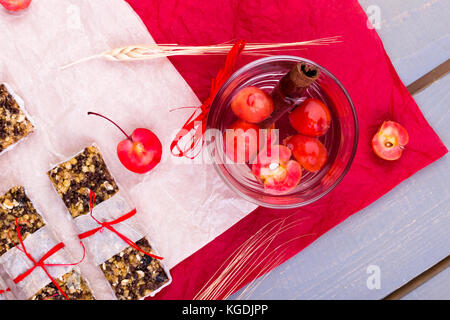 Diät Müsliriegel mit detox Apfel-zimt Wasser auf rote Paprika und Holz- Hintergrund. Ansicht von oben. Flach Stockfoto