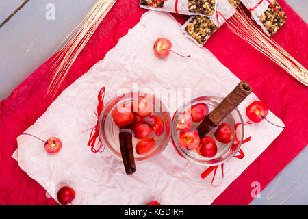 Diät Müsliriegel mit detox Apfel-zimt Wasser auf rote Paprika und Holz- Hintergrund. Ansicht von oben. Flach Stockfoto